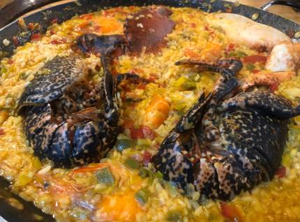 Foto de paella a la sartén con marisco y verduras